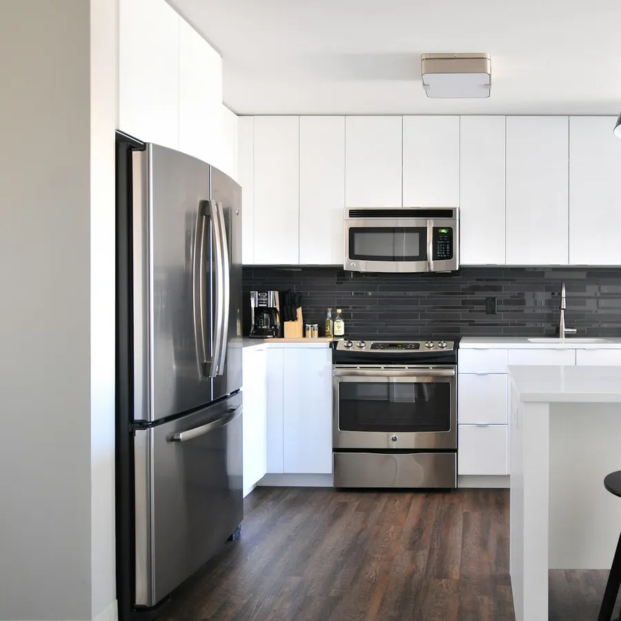 Cocina con nevera, estufa y horno microondas de acero inoxidable